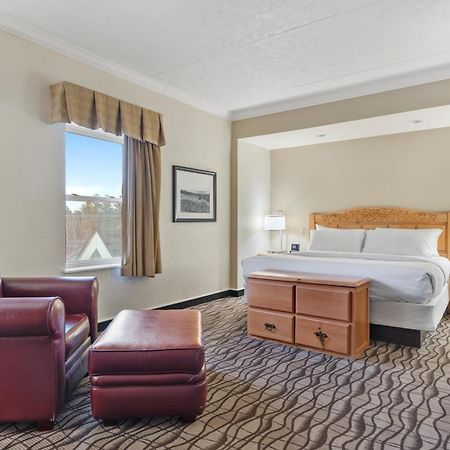Cherry Tree Inn & Suites Травърс Сити Екстериор снимка