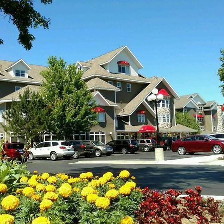Cherry Tree Inn & Suites Травърс Сити Екстериор снимка
