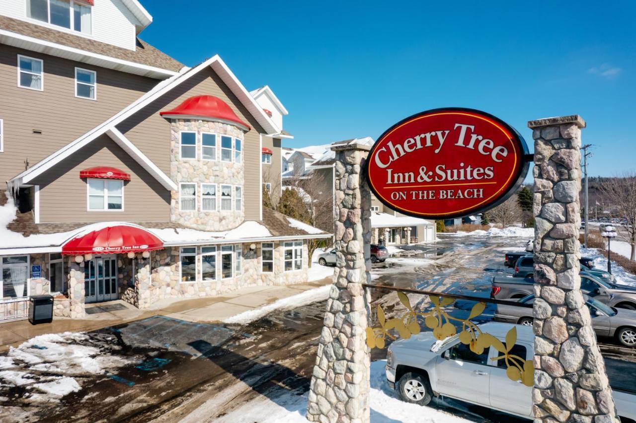 Cherry Tree Inn & Suites Травърс Сити Екстериор снимка