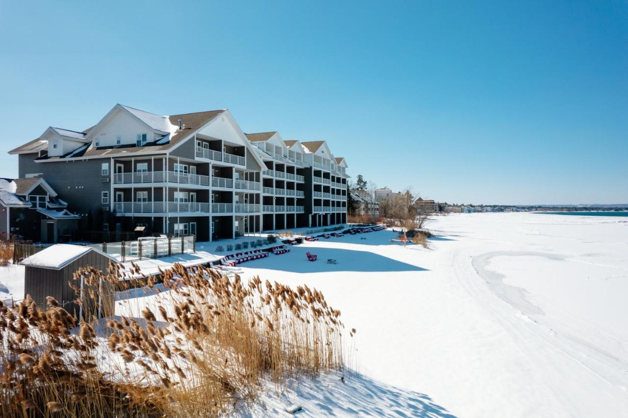 Cherry Tree Inn & Suites Травърс Сити Екстериор снимка