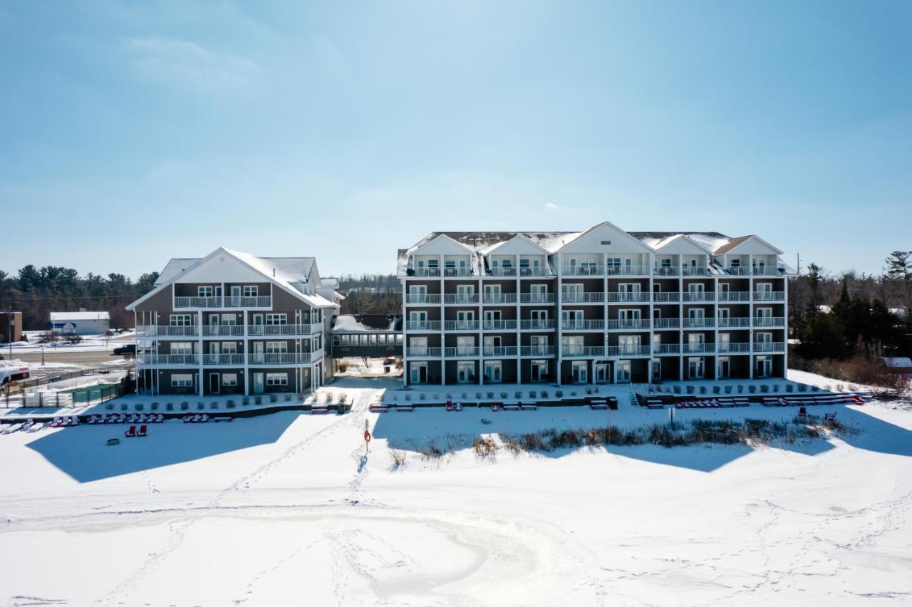 Cherry Tree Inn & Suites Травърс Сити Екстериор снимка