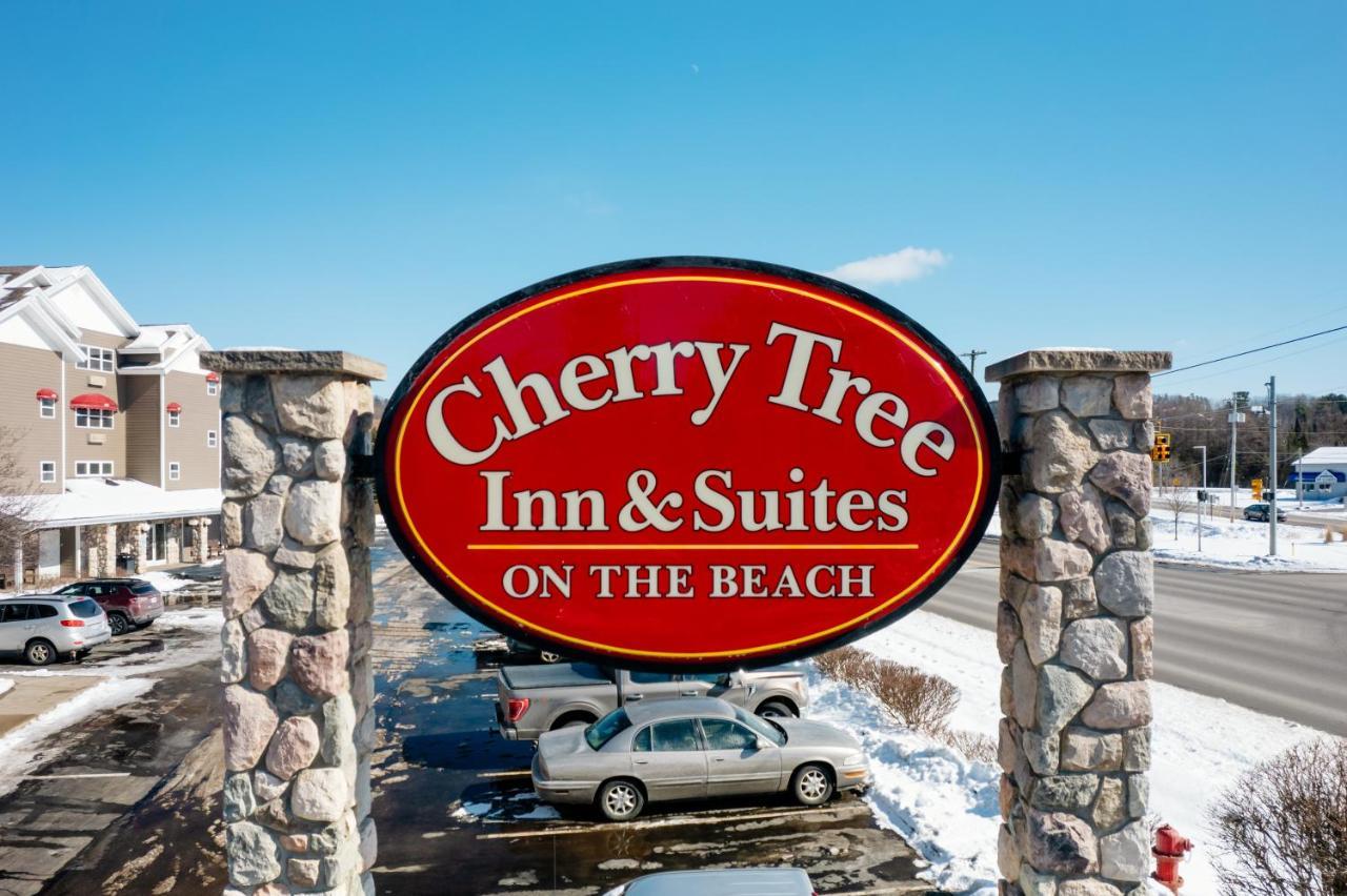 Cherry Tree Inn & Suites Травърс Сити Екстериор снимка