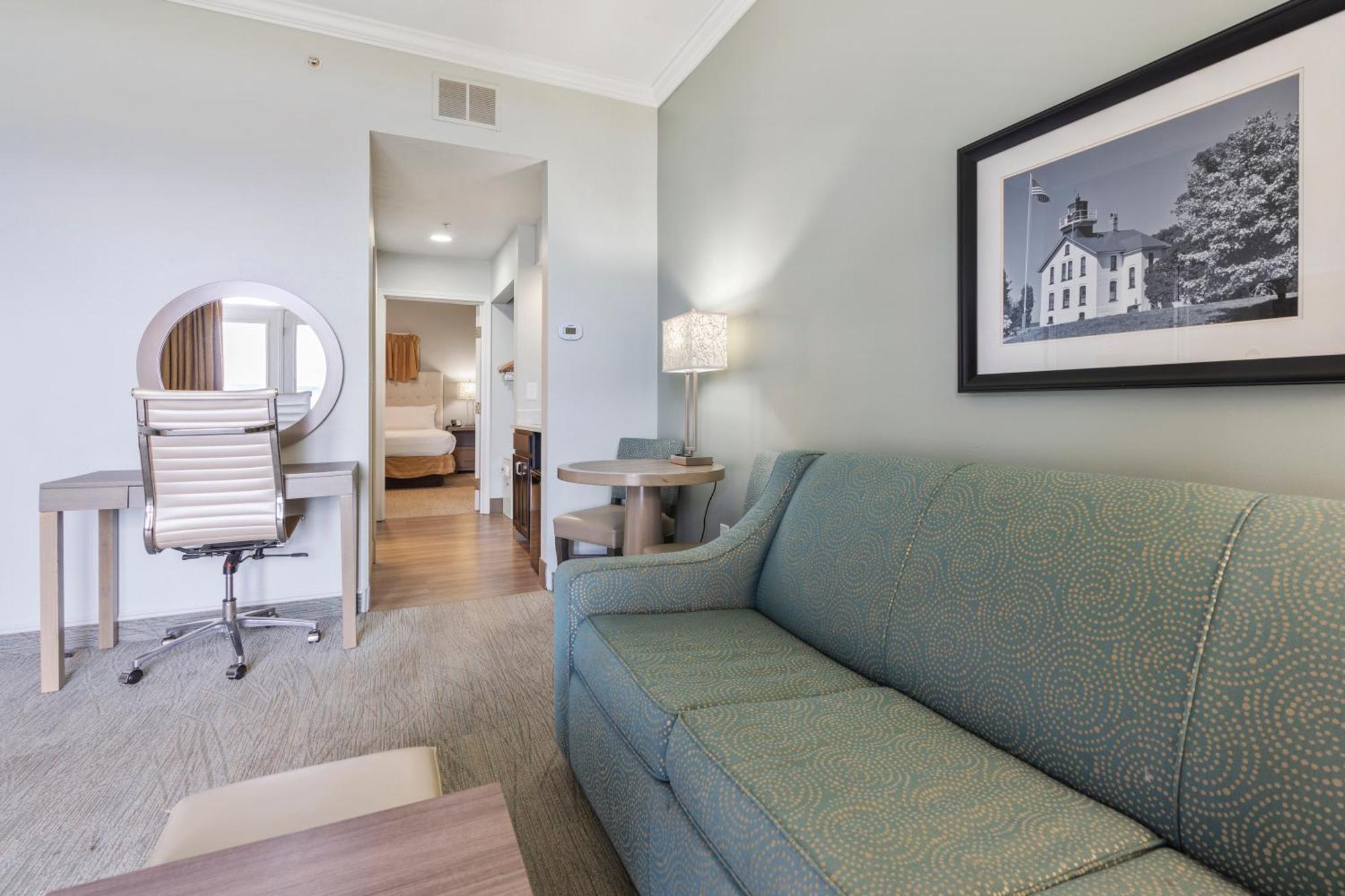 Cherry Tree Inn & Suites Травърс Сити Екстериор снимка