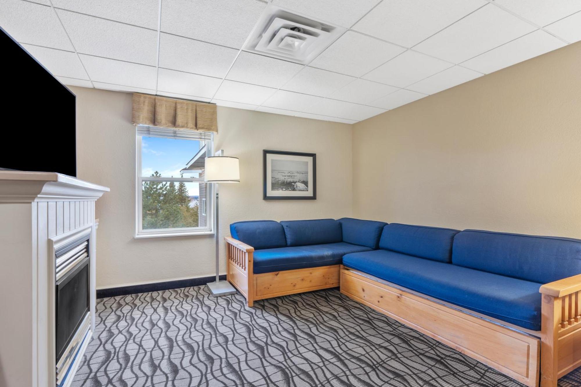 Cherry Tree Inn & Suites Травърс Сити Екстериор снимка