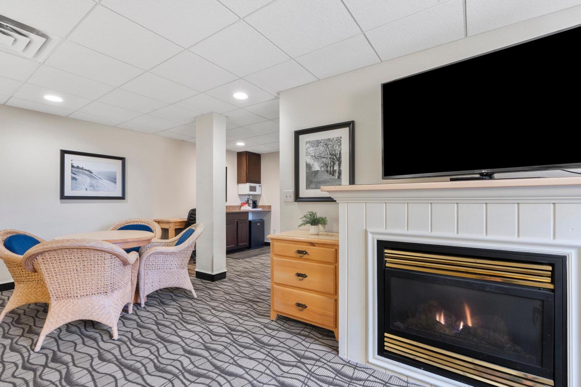 Cherry Tree Inn & Suites Травърс Сити Екстериор снимка