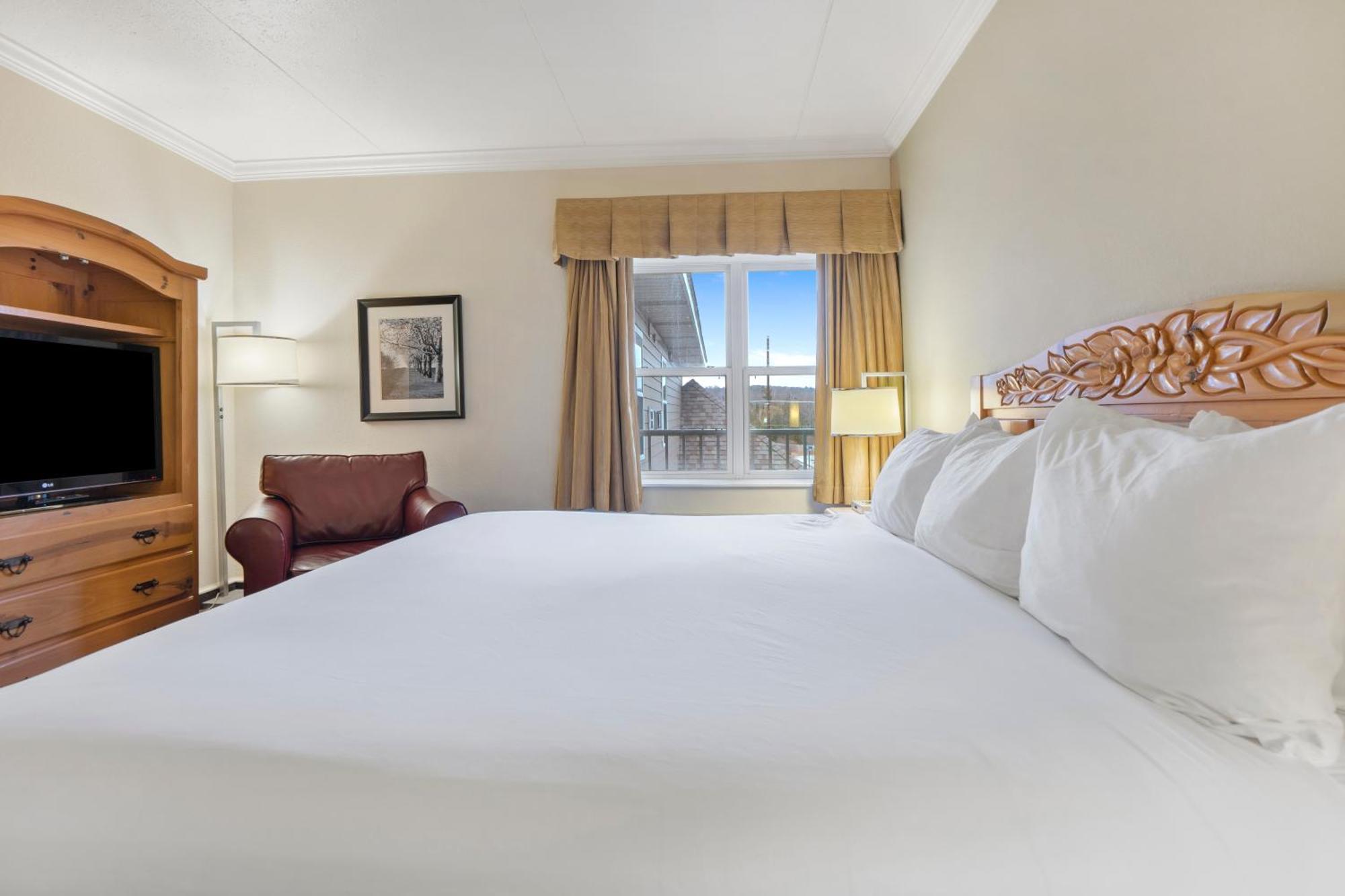 Cherry Tree Inn & Suites Травърс Сити Екстериор снимка
