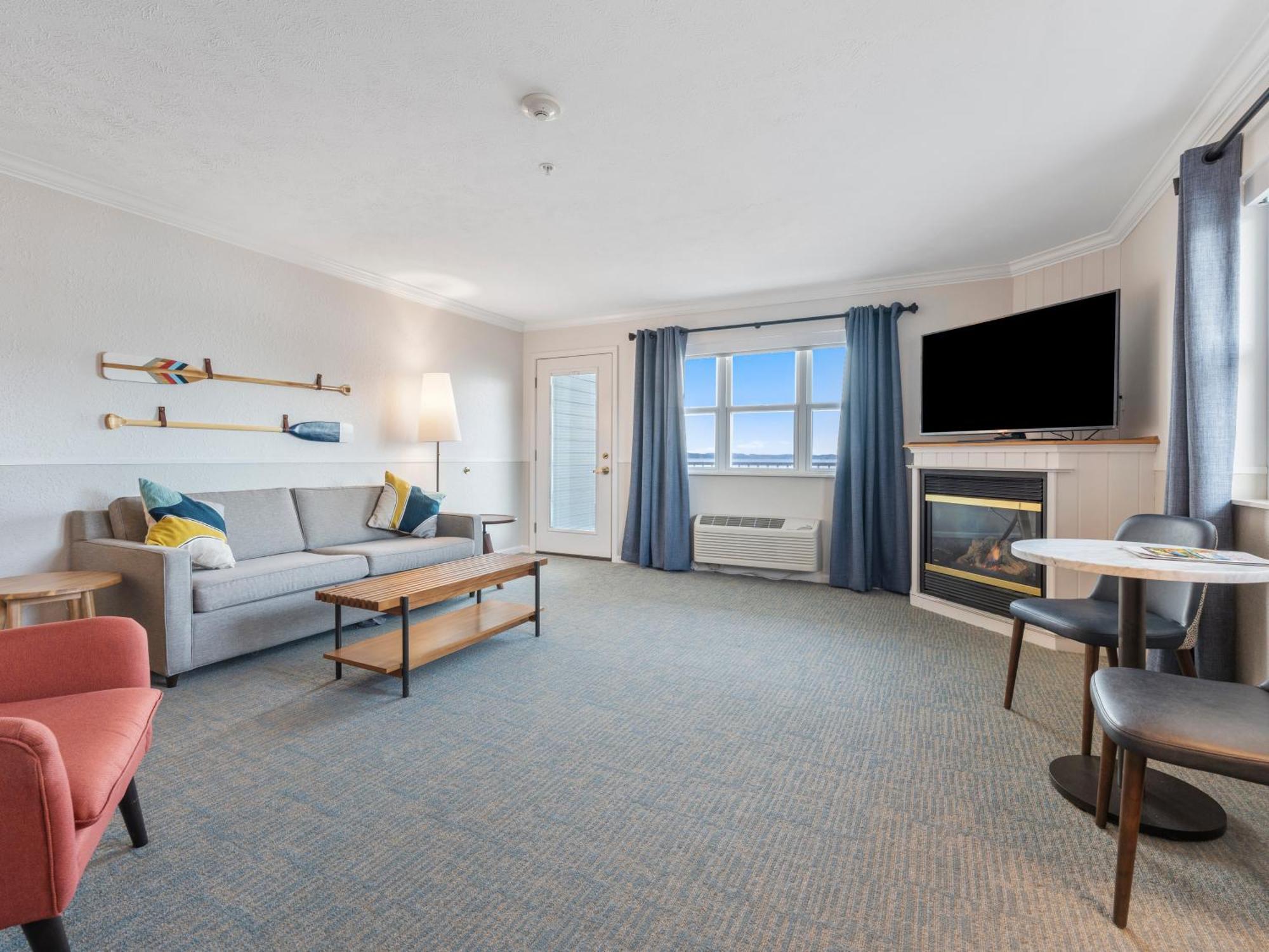 Cherry Tree Inn & Suites Травърс Сити Екстериор снимка