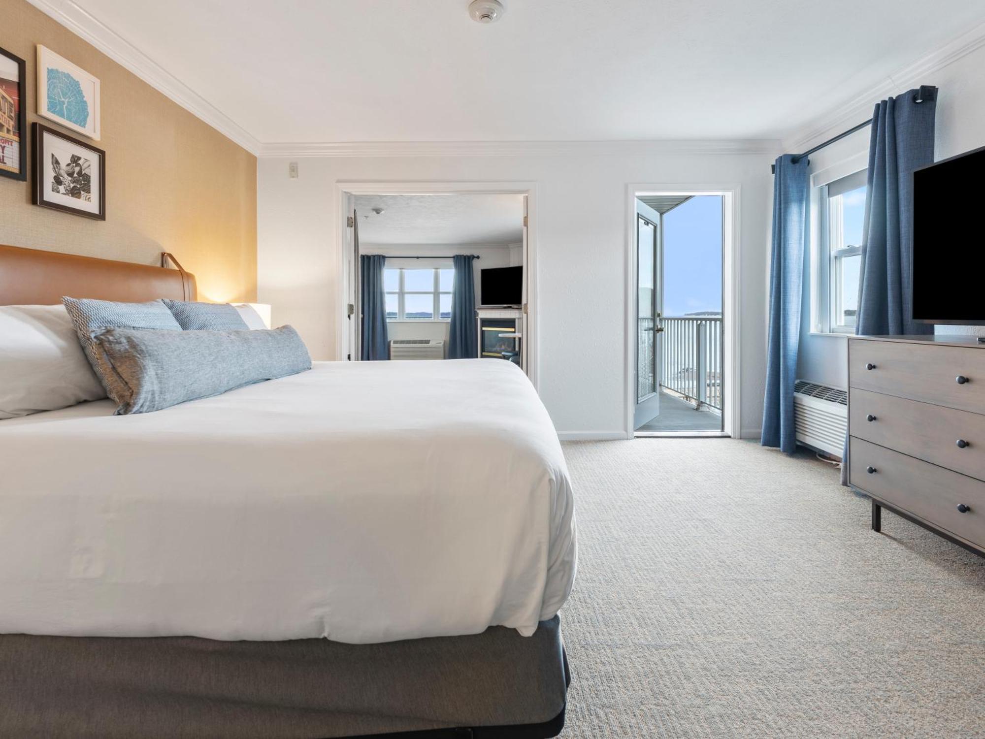 Cherry Tree Inn & Suites Травърс Сити Екстериор снимка
