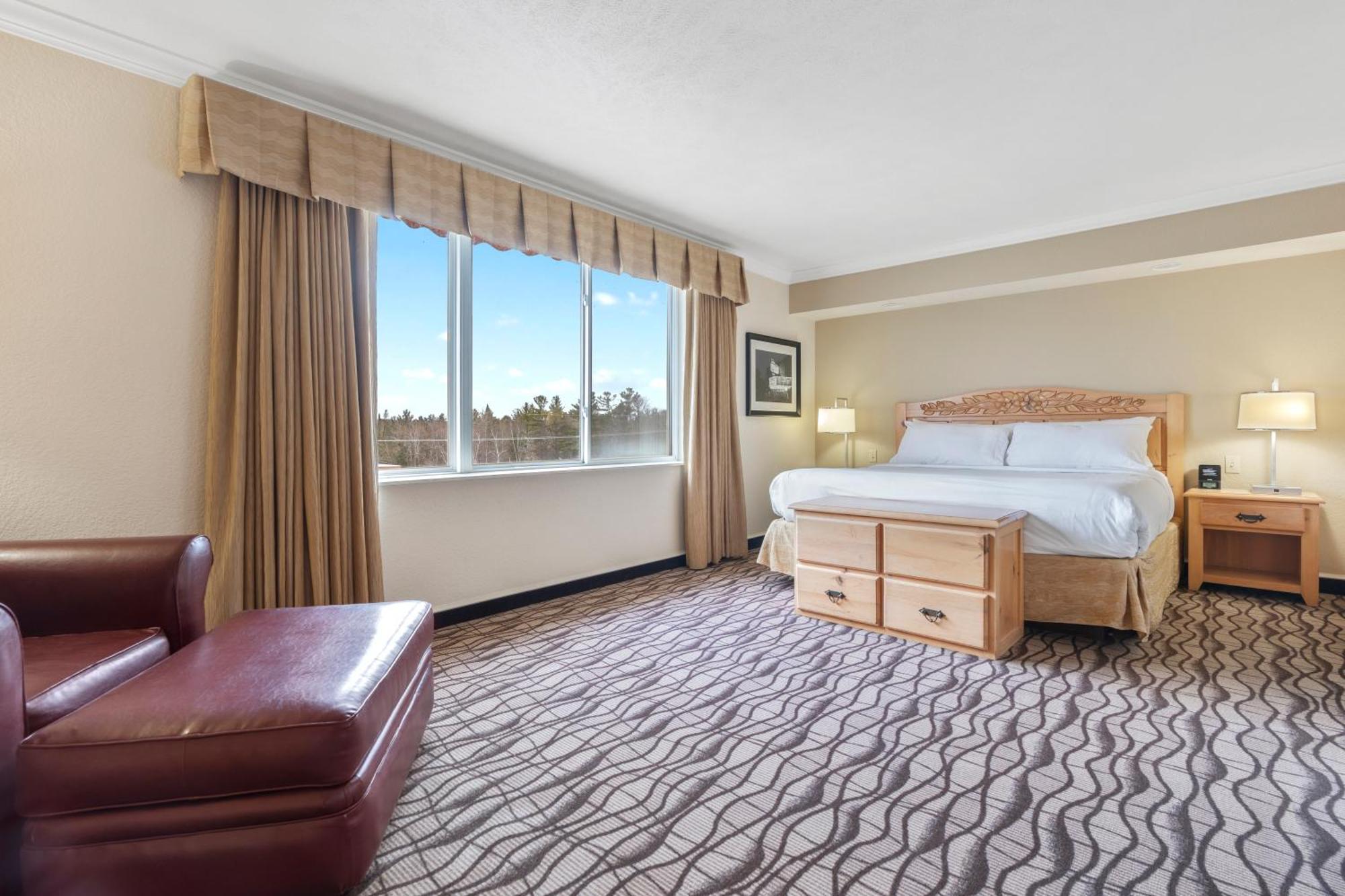 Cherry Tree Inn & Suites Травърс Сити Екстериор снимка