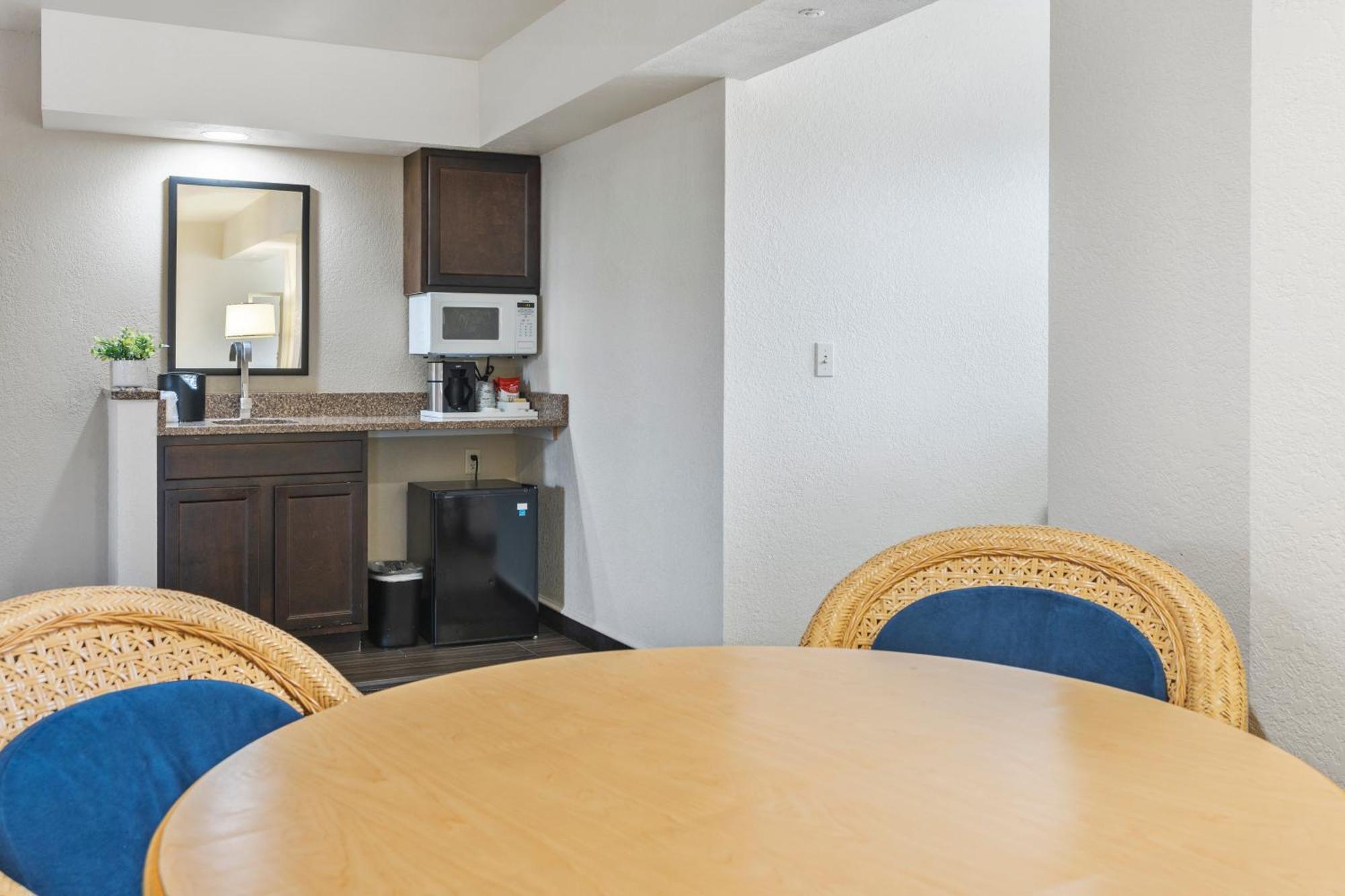 Cherry Tree Inn & Suites Травърс Сити Екстериор снимка
