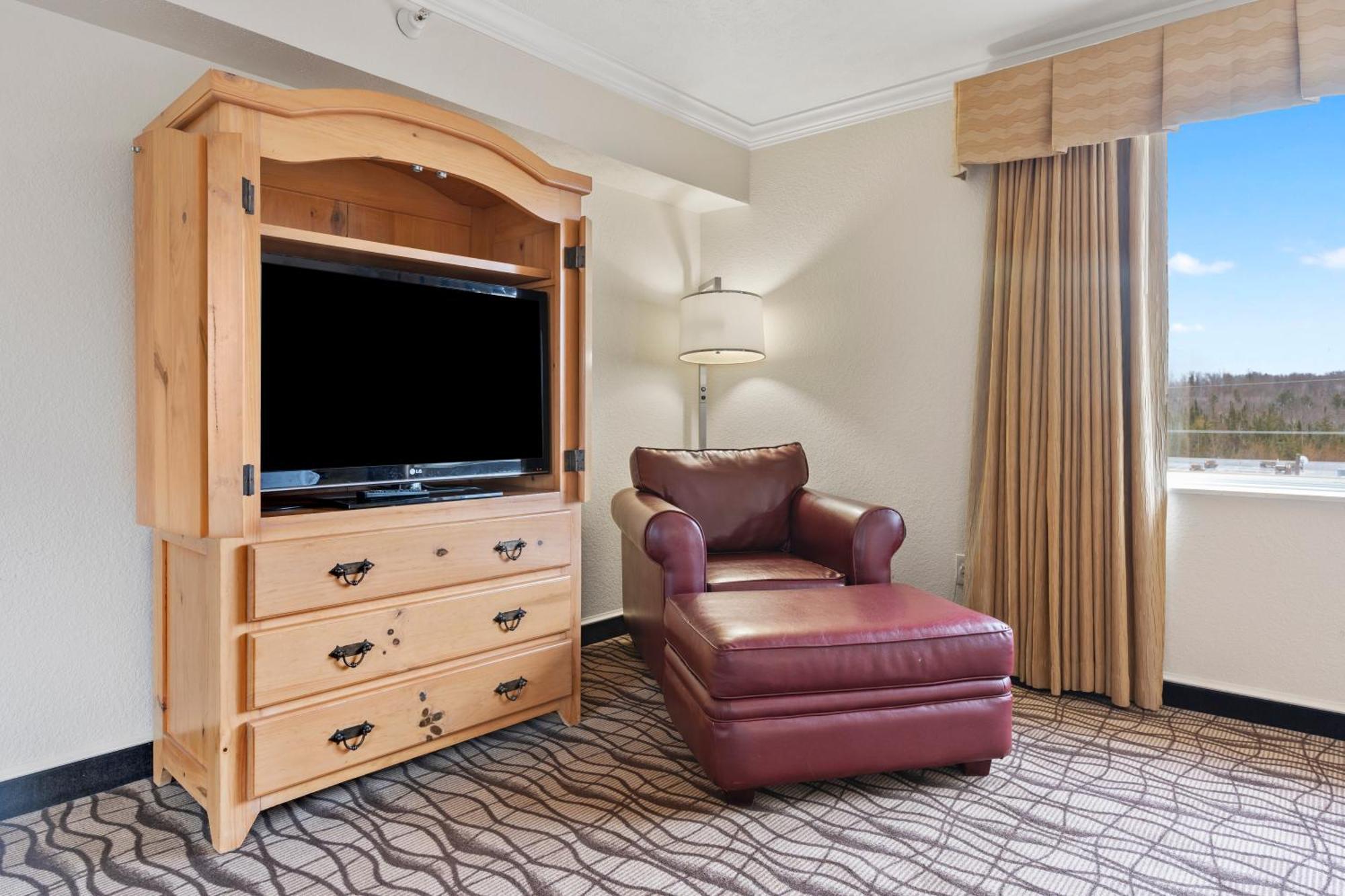 Cherry Tree Inn & Suites Травърс Сити Екстериор снимка