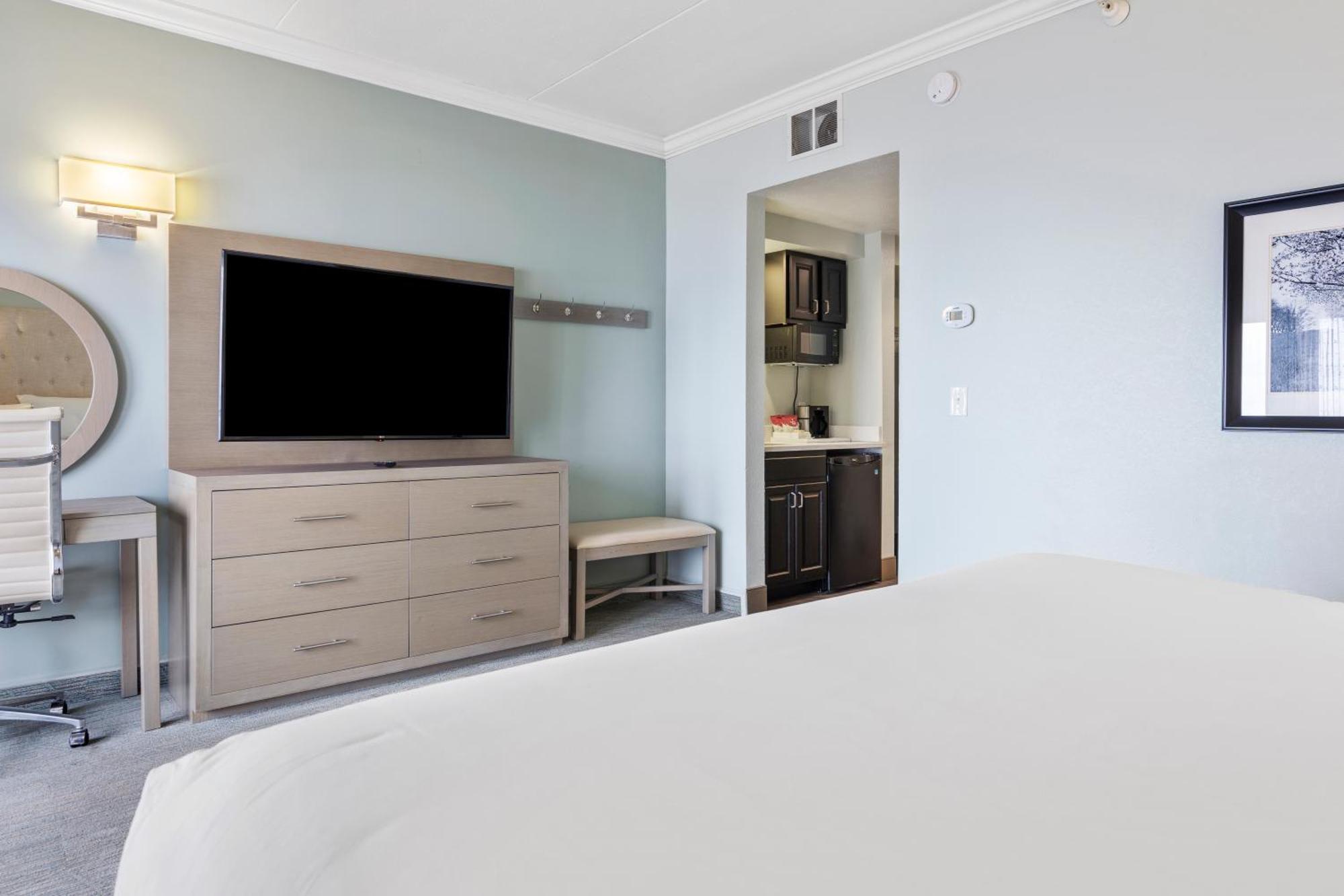 Cherry Tree Inn & Suites Травърс Сити Екстериор снимка