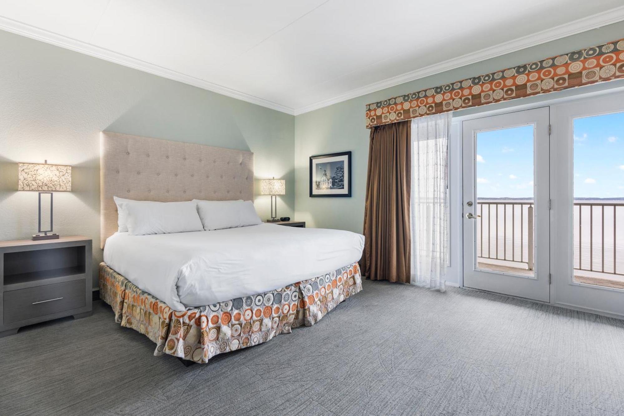 Cherry Tree Inn & Suites Травърс Сити Екстериор снимка