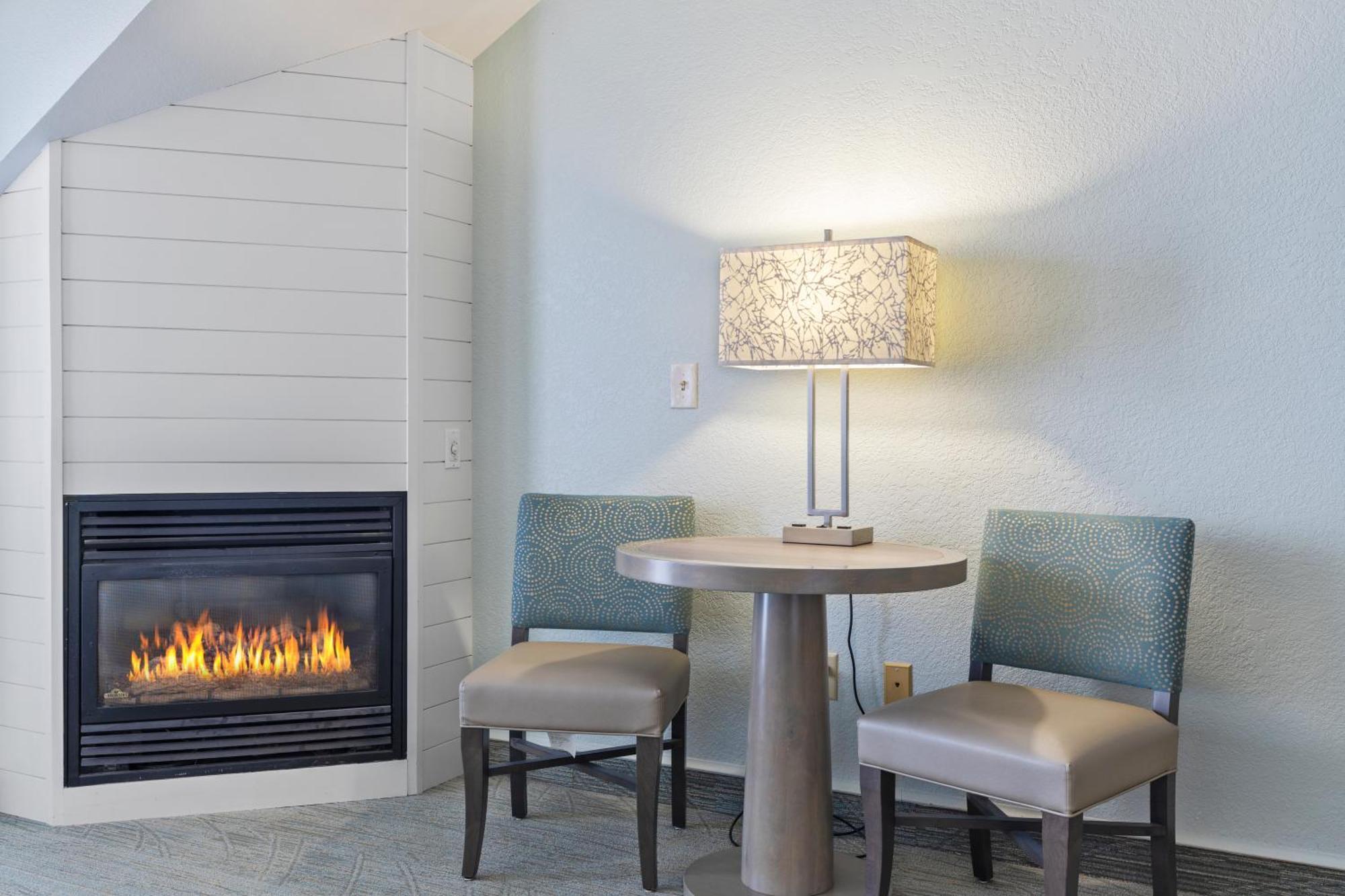 Cherry Tree Inn & Suites Травърс Сити Екстериор снимка