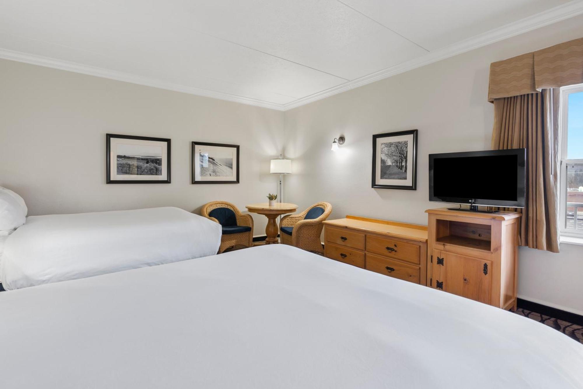 Cherry Tree Inn & Suites Травърс Сити Екстериор снимка