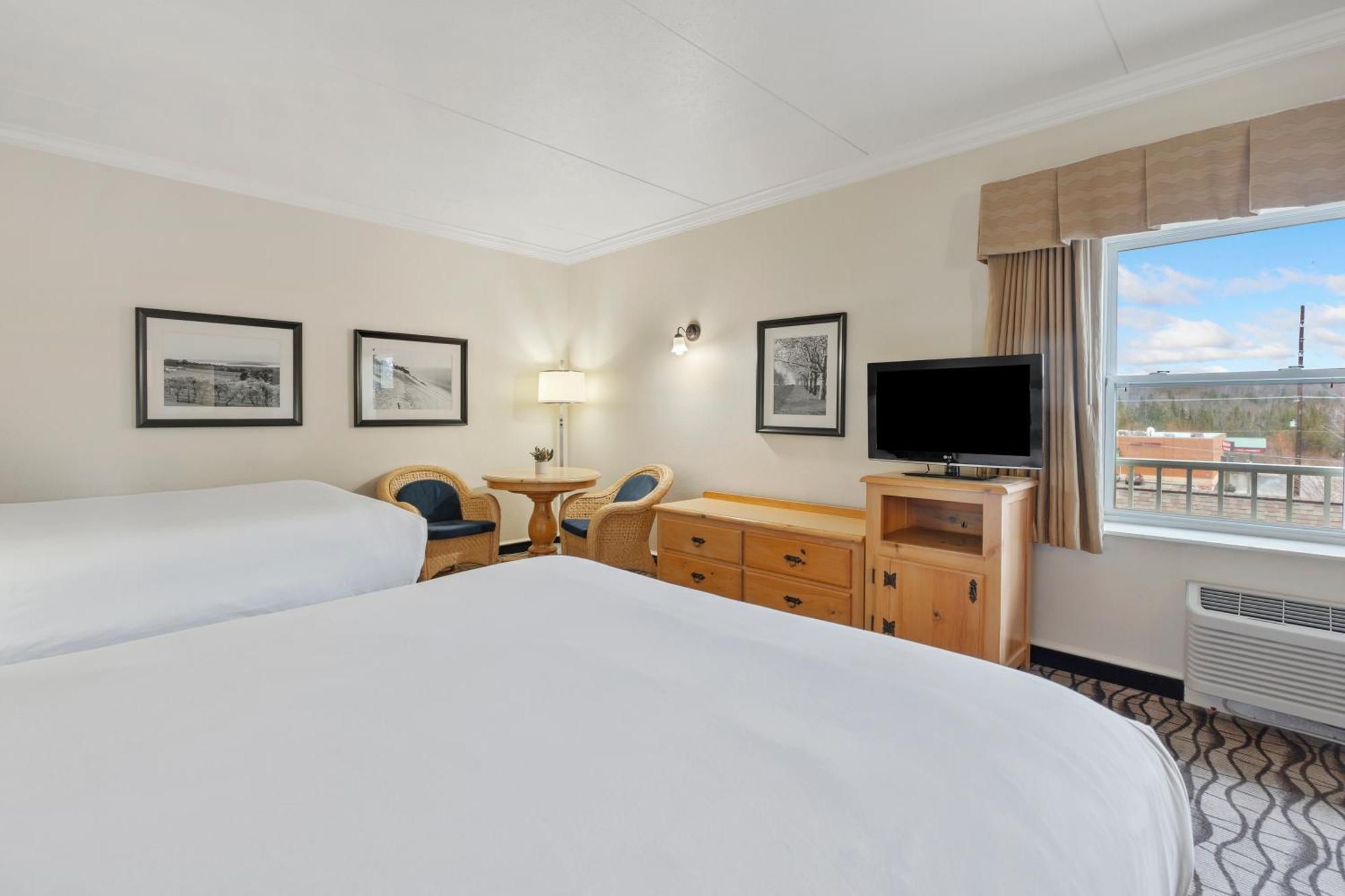 Cherry Tree Inn & Suites Травърс Сити Екстериор снимка