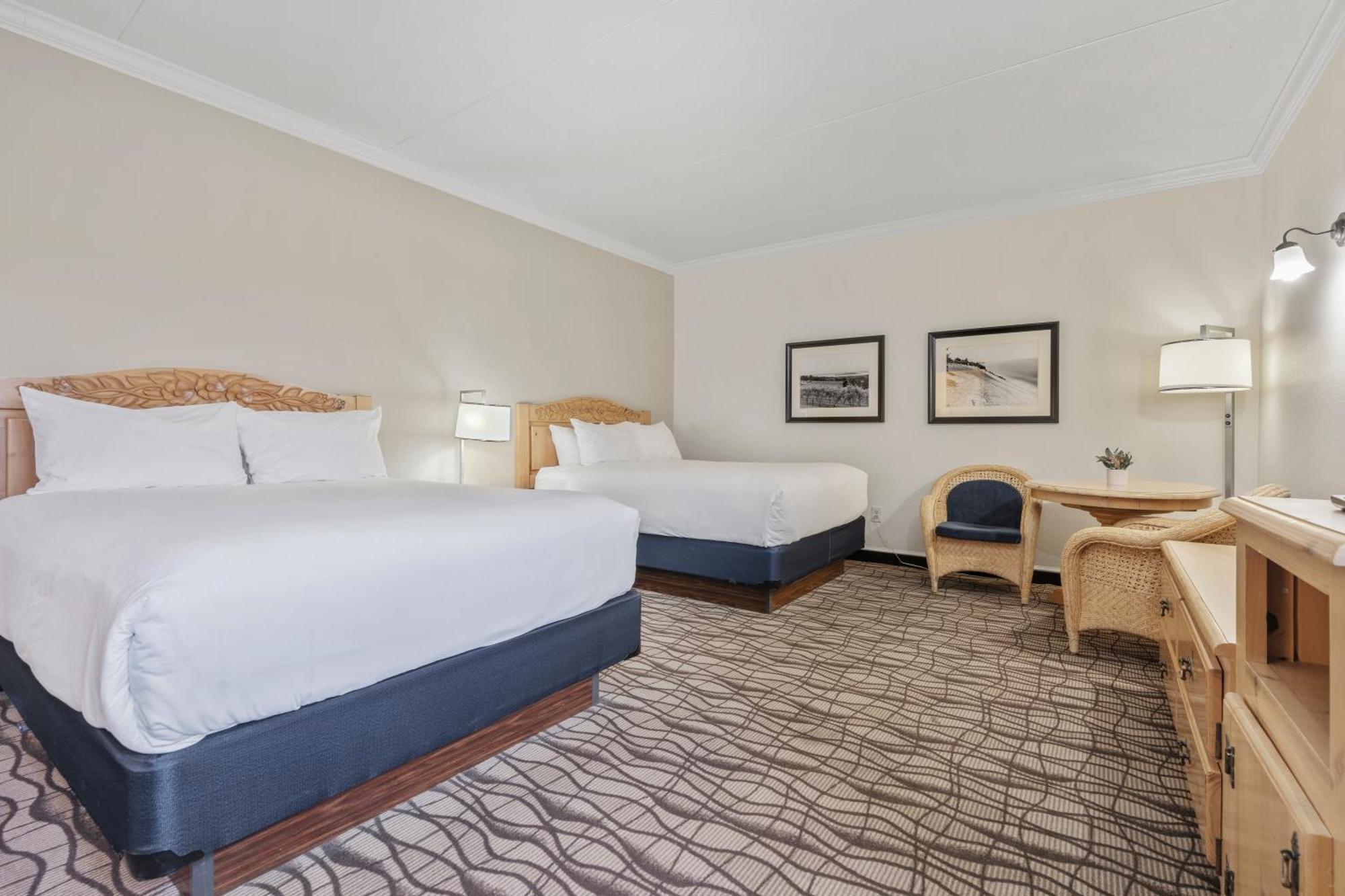 Cherry Tree Inn & Suites Травърс Сити Екстериор снимка