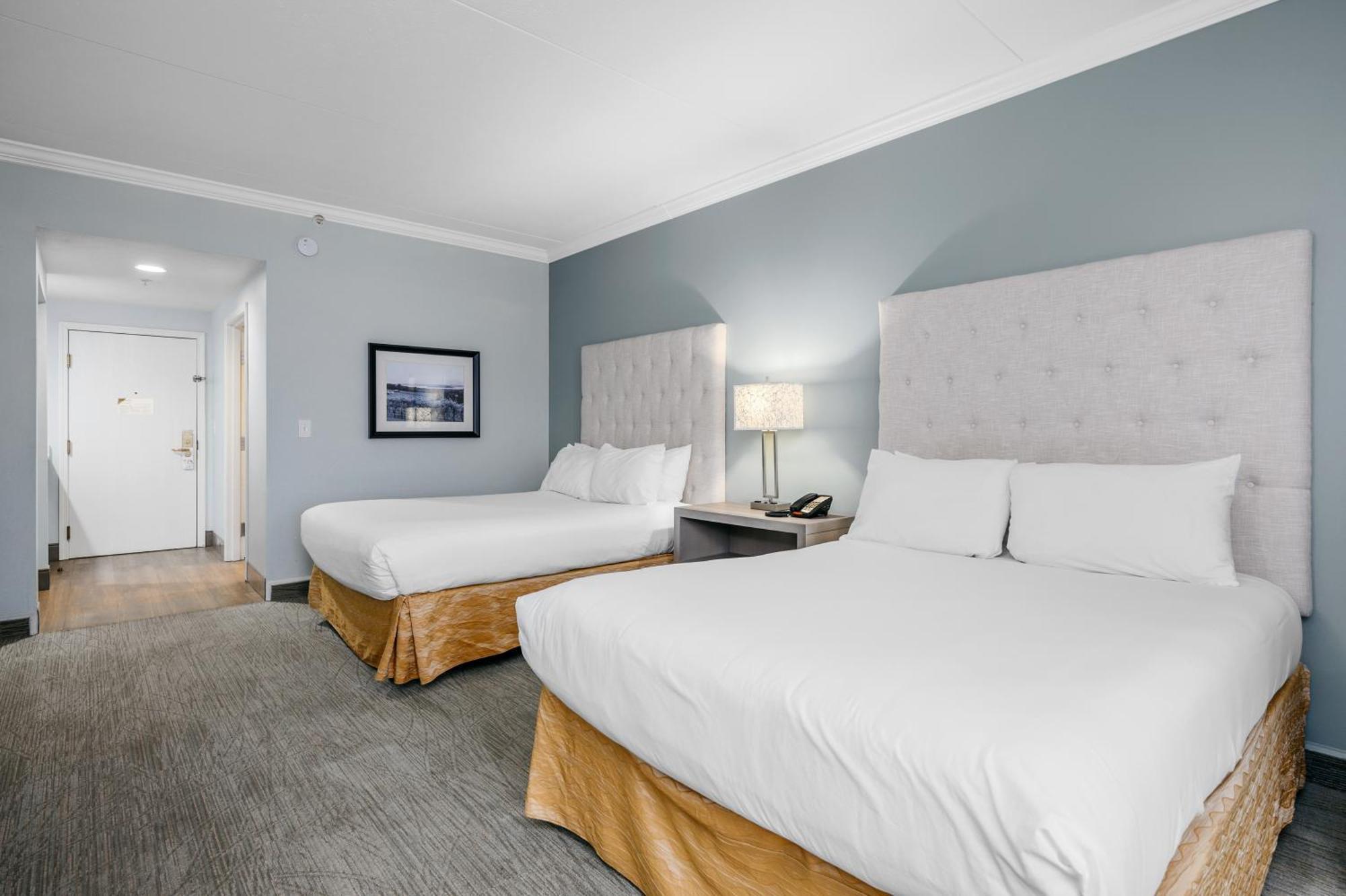 Cherry Tree Inn & Suites Травърс Сити Екстериор снимка