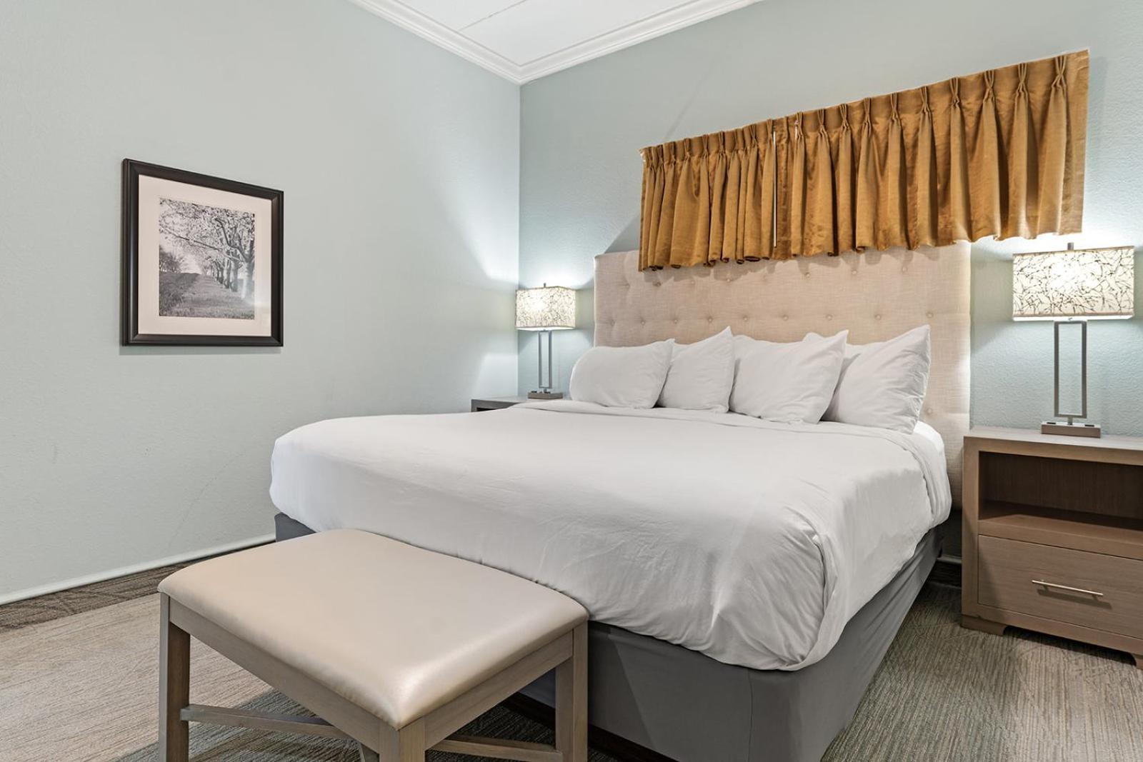 Cherry Tree Inn & Suites Травърс Сити Екстериор снимка