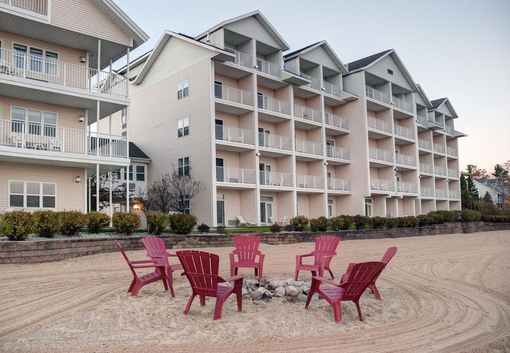 Cherry Tree Inn & Suites Травърс Сити Екстериор снимка