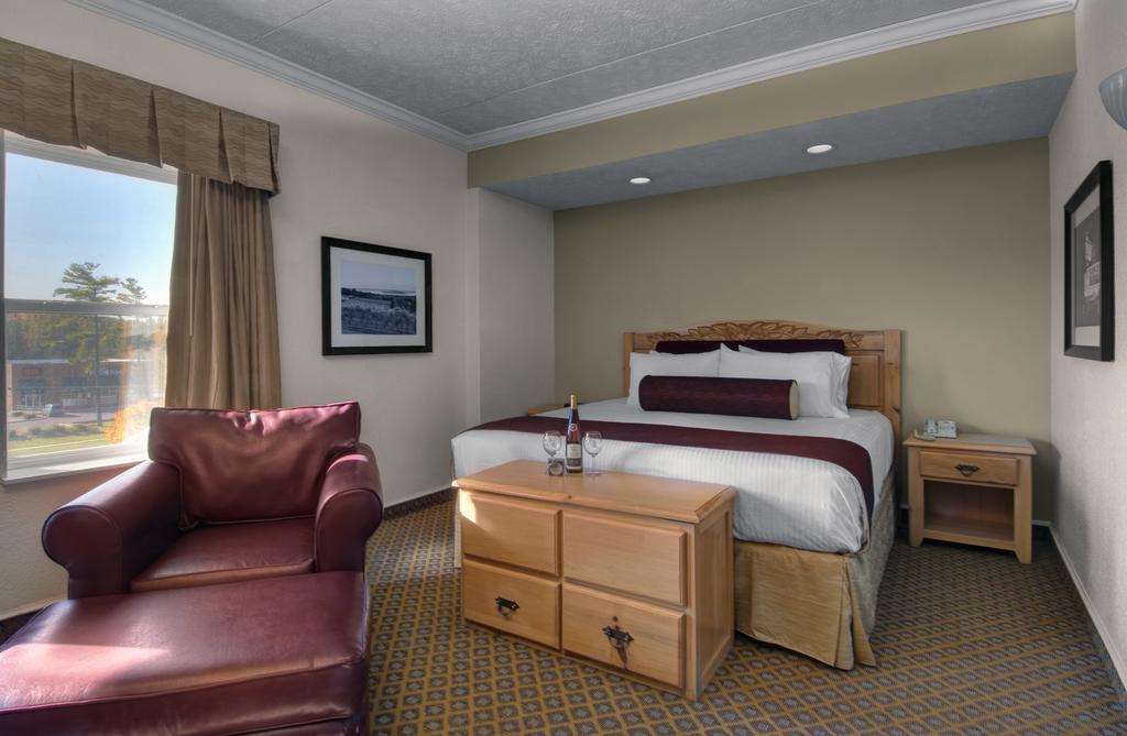 Cherry Tree Inn & Suites Травърс Сити Екстериор снимка