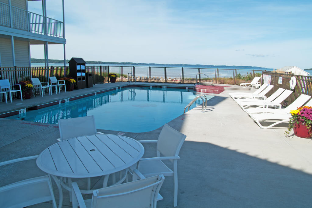 Cherry Tree Inn & Suites Травърс Сити Екстериор снимка